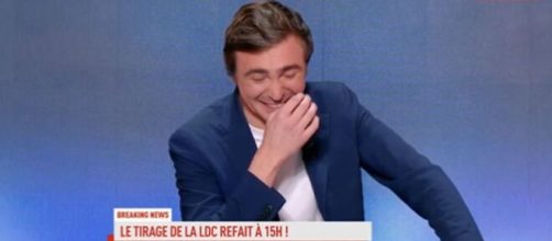 Bertrand Latour hilare sur le plateau de La Chaîne L'Equipe.