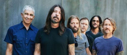 Foo Fighters, cancellato il concerto di Abu Dhabi a causa del malore di un membro della band.