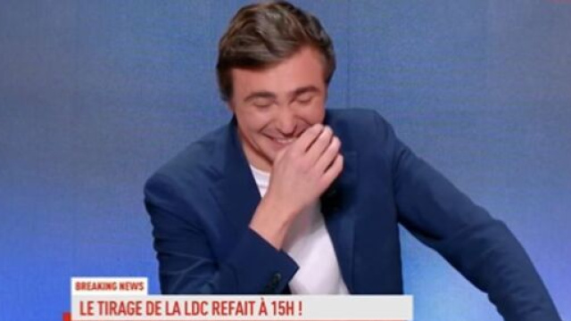 Bertrand Latour hilare sur le plateau de La Chaîne L'Equipe.
