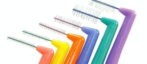 Igiene orale: come utilizzare lo scovolino per migliorare la salute dei denti.