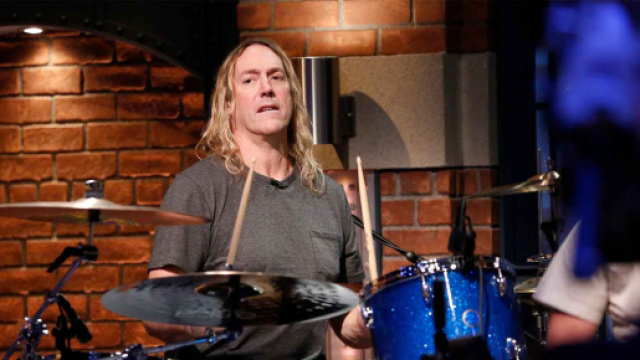 Il batterista dei Tool è stato arrestato dopo aver urlato insulti omofobi