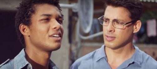 Christian e Ravi em cena de 'Um Lugar ao Sol' (Reprodução/TV Globo)