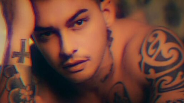 Gf Vip, retroscena su Alessandro Basciano: aveva gi&agrave; pensato di crearsi la storiella con Sophie.