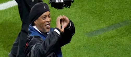 Le génie Ronaldinho toujours au meilleur de sa forme Source : Page Twitter Les Sports +