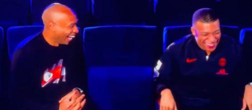 Kylian Mbappé mort de rire quand Henry lui parle espagnol. (crédit Twitter Prime Video)