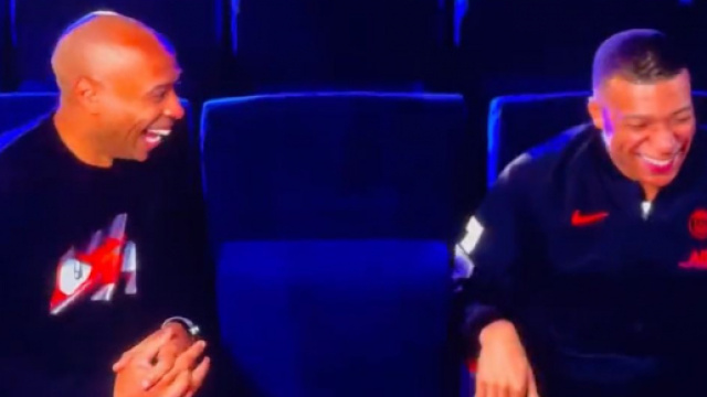 Kylian Mbappé mort de rire quand Henry lui parle espagnol. (crédit Twitter Prime Video)