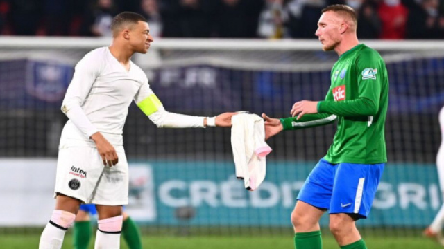 Kylian Mbappé offrant son maillot à un adversaire lors de la Coupe de France - Source : Twitter