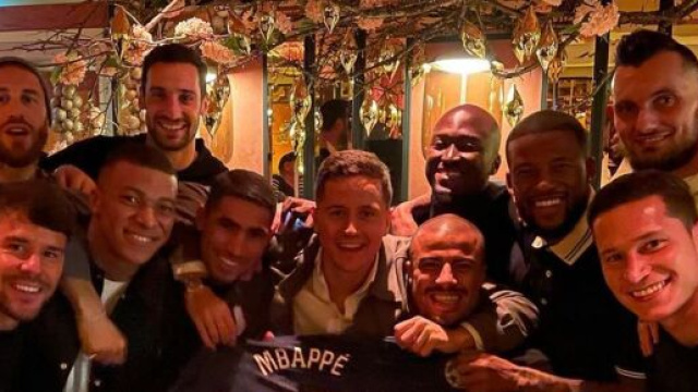 Mbappé a fêté son anniversaire avec ses coéquipiers ce lundi soir. (crédit Ander Herrera Twitter)