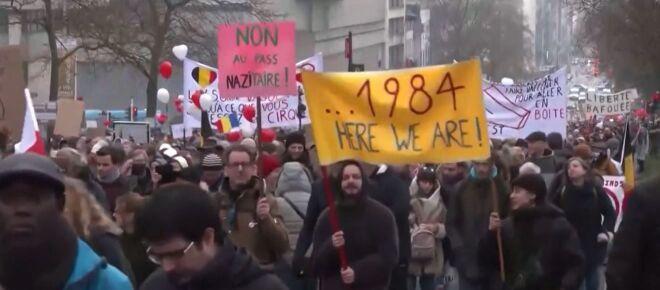 Se incrementan las protestas contra el pasaporte Covid y las vacunas en Europa