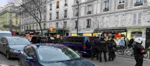 Parigi, ex magistrato sequestra due donne in un negozio: arrestato.