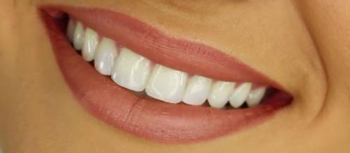 Consigli per avere denti e gengive sani: dal lavarsi i denti all'uso di prodotti con fluoro.