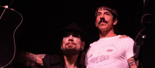 Dave Navarro ed Anthony Kiedis dei Red Hot Chili Peppers insieme di nuovo per un concerto di beneficienza