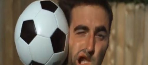 Lors du match de Liga contre Barcelone, Jules Koundé a envoyé le ballon dans le visage de Jordi Alba. Source : Capture Twitter