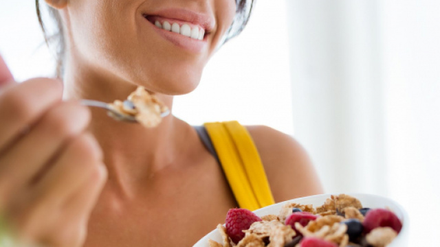 La dieta per proteggere i denti: i cibi da scegliere avere un sorriso pi&ugrave; sano.