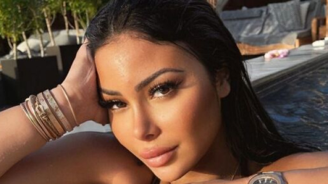 Maeva Ghennam montre ses nouveaux faux-cils, les internautes sont morts de rire