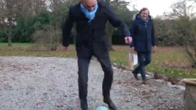 Eric Zemmour fait le show avec un ballon de football (capture YouTube)