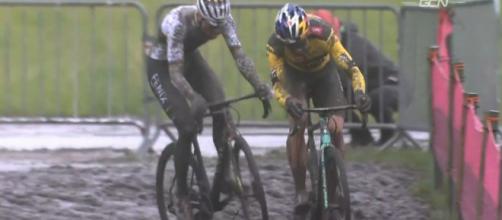 Van Aert e Van der Poel impegnati un anno fa nel ciclocross di Dendermonde