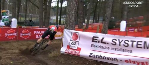 La caduta di Wout Van Aert nella gara di ciclocross di Heusden Zolder.