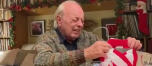 Un supporter âgé de l’Atletico fond en larmes en recevant un maillot pour Noël (capture YouTube)