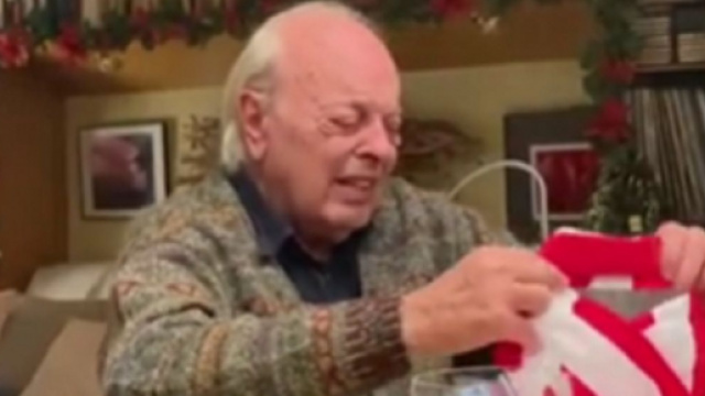 Un supporter âgé de l’Atletico fond en larmes en recevant un maillot pour Noël (capture YouTube)