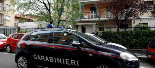 Sesto San Giovanni, madre e figlia trovate morte dai carabinieri entrati nell'appartamento dove vivevano grazie ai vigili del fuoco.