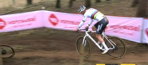 Mathieu Van der Poel impegnato nel ciclocross di Heusden Zolder.