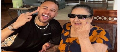 Neymar en compagnie de sa grand mère - Source : Capture Twitter