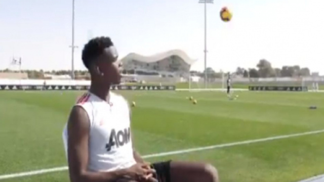 Paul Pogba reste serein et contrôle avec calme le ballon Source : capture Twitter