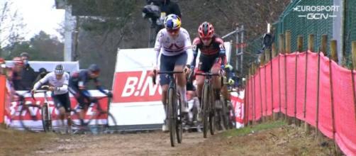 Mathieu Van der Poel risale in bici dopo la caduta di Zolder