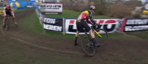Wout Van Aert impegnato nella gara di ciclocross di Loenhout.