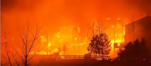 Colorado wildfires burn hundreds of homes, force thousands of evacuations near Boulder (Image source: Earth Update/YouTube)