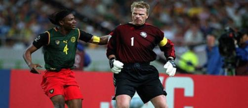 Coupe du monde 2002 Oliver Kahn et Rigobert Song Source : page Twitter CFOOT Cameroun