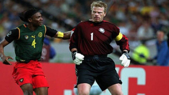 Coupe du monde 2002 Oliver Kahn et Rigobert Song Source : page Twitter CFOOT Cameroun