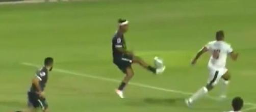 Un triplé dont un golazo de Ronaldinho provoque l'hystérie du commentateur (capture YouTube))