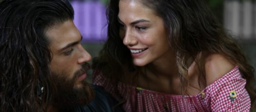 Can Yaman e Demet: 'Storia vera per due anni, non si sono mai dimenticati'.