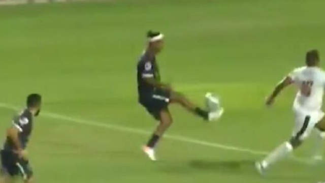 Un triplé dont un golazo de Ronaldinho provoque l'hystérie du commentateur (capture YouTube))