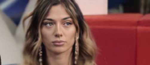 GFVip, Lulù accarezza il corpo di Belli, Soleil: 'Hai i tuoi amici? Vai da loro'.