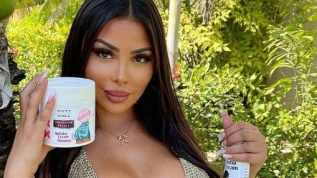 Maeva Ghennam dévoile son corps sexy en bikini