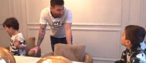 Le fils de Messi demandant à son père pourquoi il a remporté le Ballon d'Or (capture YouTube)