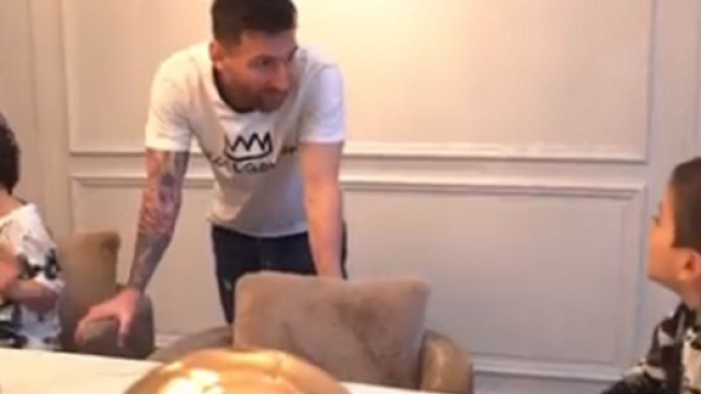 Le fils de Messi demandant à son père pourquoi il a remporté le Ballon d'Or (capture YouTube)