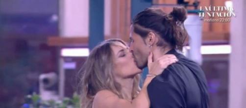 Luca Onesniti y Cristina Porta han terminado su discusión con un beso (Telecinco)