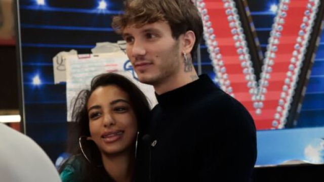 GFVip, Manuel fa un massaggio a Lulù, Montano: 'Non si capisce niente'.