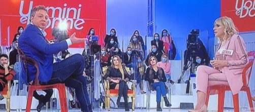 Uomini e donne, Gianluca P. si scaglia contro Gemma: 'Vuoi fare il teatro qui' e lei chiude.