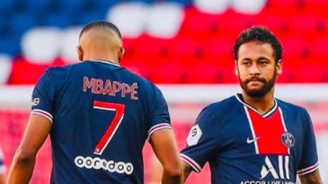 'Faudra trouver autre chose pour aller au carnaval' déclare Mbappé à Neymar qui tombe. ©k.mbappe Instagram