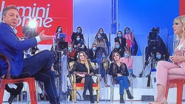 Uomini e donne, Gianluca P. si scaglia contro Gemma: 'Vuoi fare il teatro qui' e lei chiude.