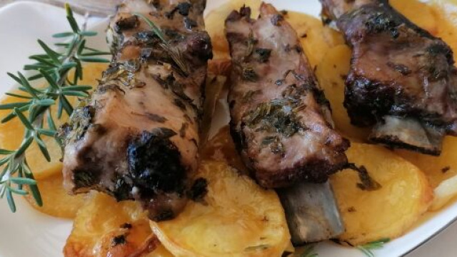 Costine con patate, ideale per ogni occasione.