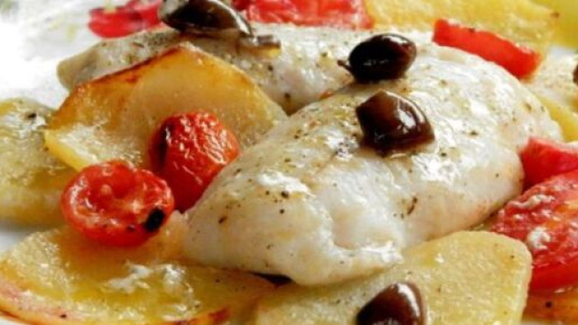 Platessa con salsa tartara, un secondo piatto ideale per una cena gustosa.