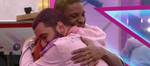 Lucas e Gilberto protagonizaram o primeiro beijo entre homens no 'BBB21'. (Reprodução/TV Globo)