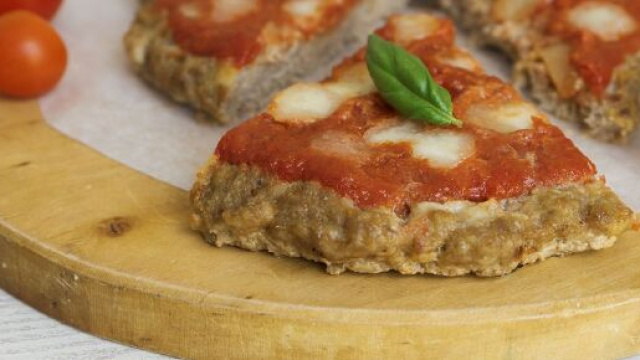 Pizza di carne macinata in padella.