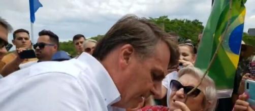 Presidente Jair Bolsonaro cumprimentando apoiadores em aglomeração. (Reprodução/Twitter/@jairbolsonaro)